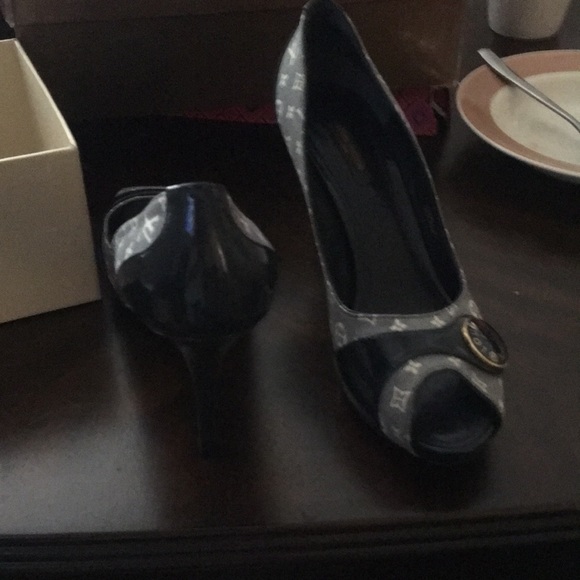 Louis Vuitton heels size 40 peep toe with buckle on front - Picture 4 of 6